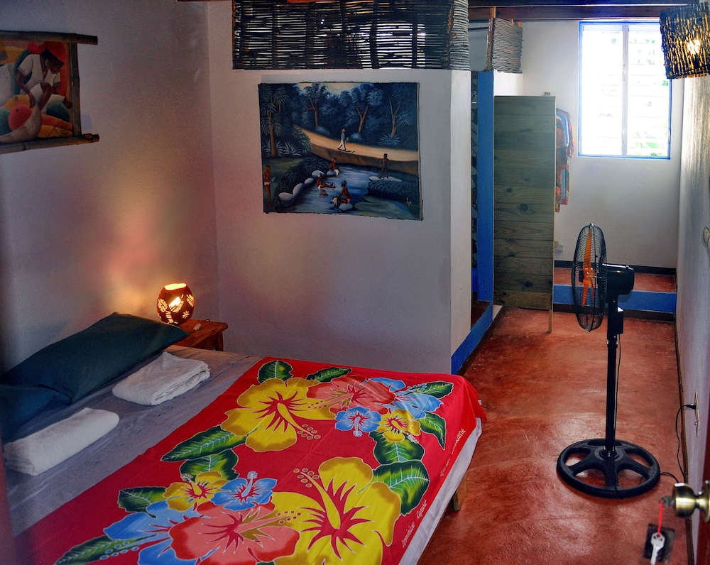 Basic Room, 1 Queen Bed, Non Smoking photo 3