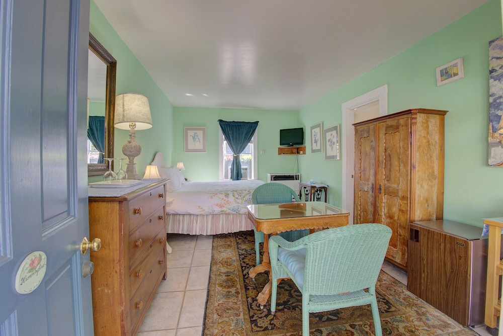 Room, Private Bathroom (Hummingbird) photo 1