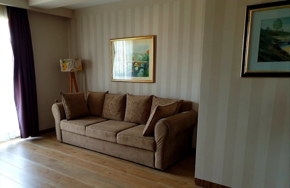 Family Room, City View photo 2