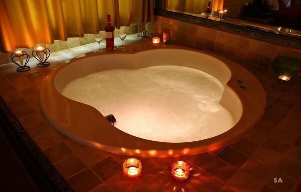 Romantic Cabin, Jetted Tub, Poolside photo 3