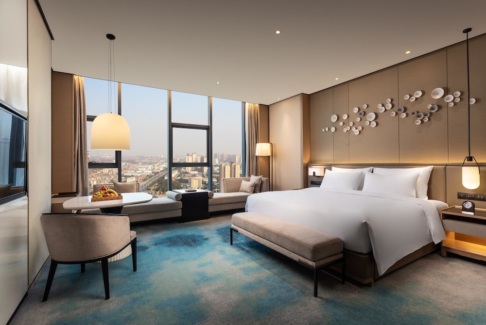 Deluxe Room, 1 King Bed, Non Smoking photo 1