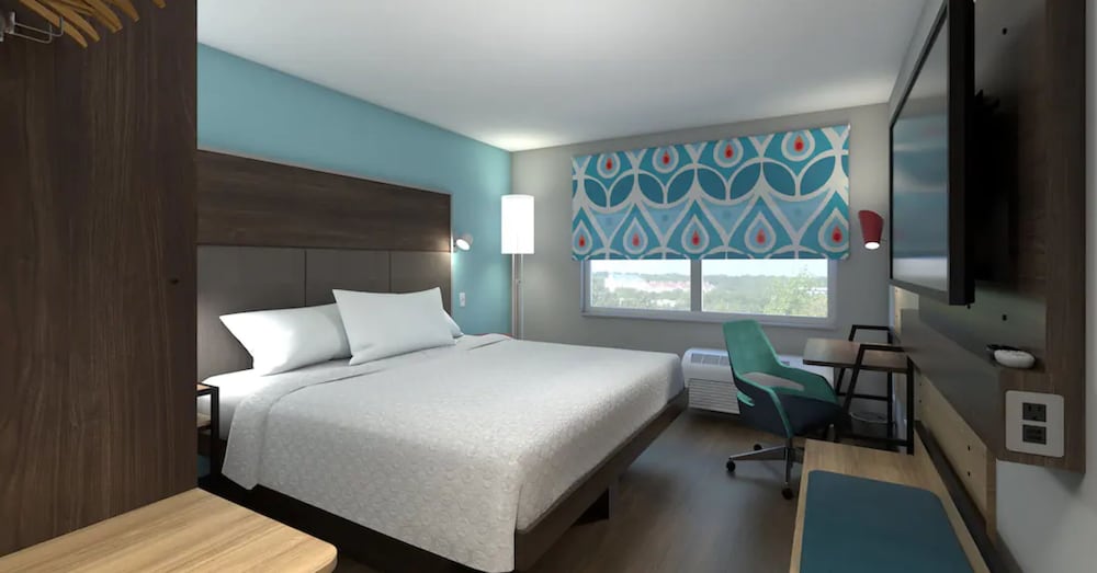 Room, 1 King Bed, Accessible (Roll-In Shower, Mobility & Hearing) - Photo 2