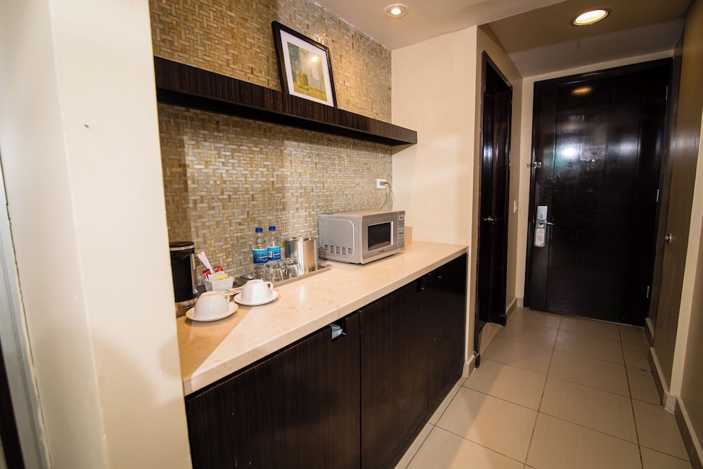 Deluxe King Room - Photo 11