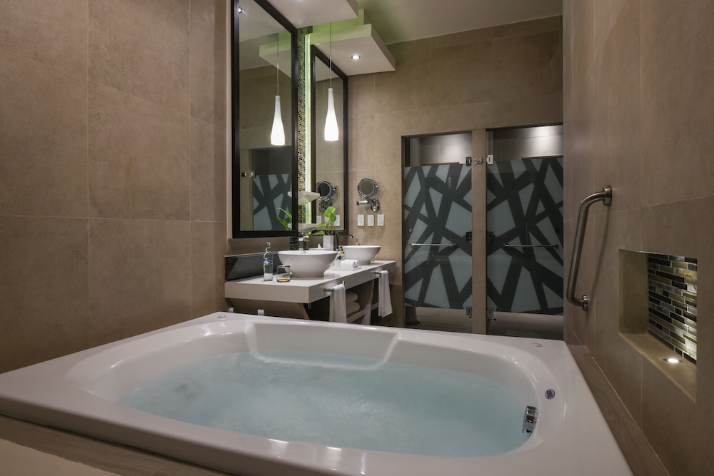 OCEANFRONT HONEYMOON SUITE - Photo 4