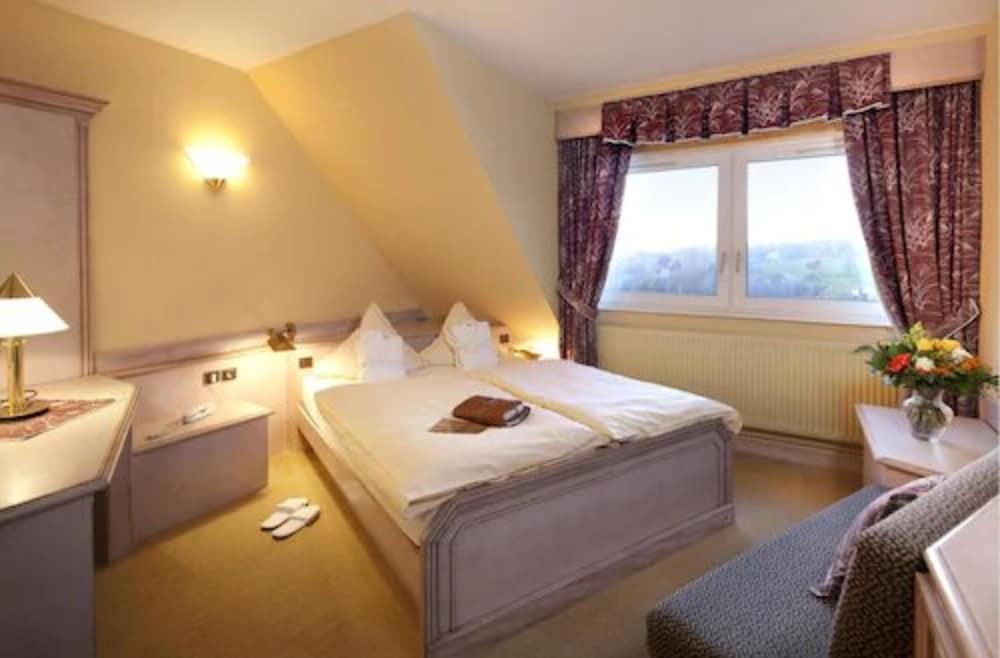 Attic Valley Room photo 1