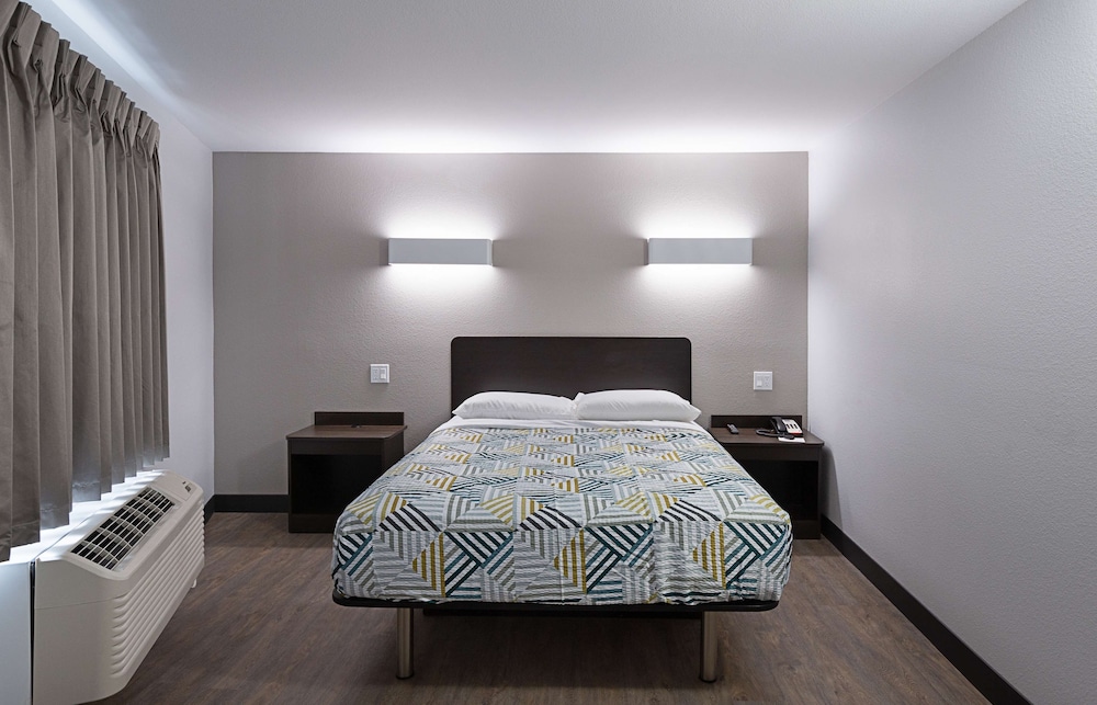 Standard Room, 1 Queen Bed, Non Smoking, Refrigerator & Microwave - Photo 8