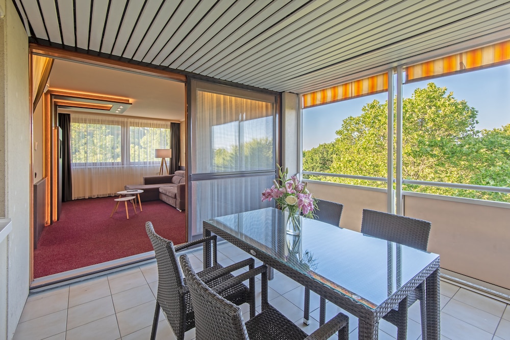 Suite with Lake view and balcony photo 2