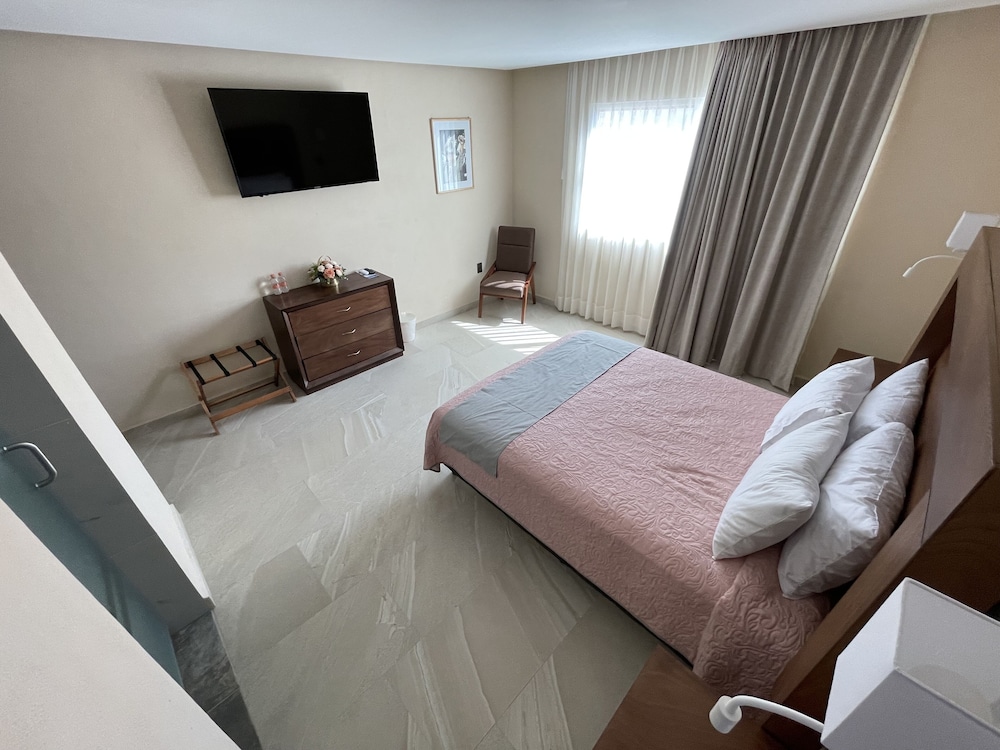 Superior Room, 1 Queen Bed photo 3