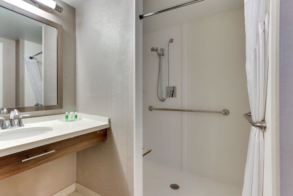 Room, 1 King Bed, Accessible (Communication Accessible) - Photo 7