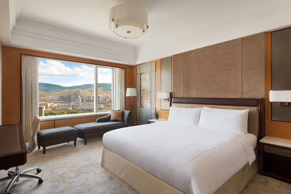 Premier Room, 1 King Bed thumbnail 5