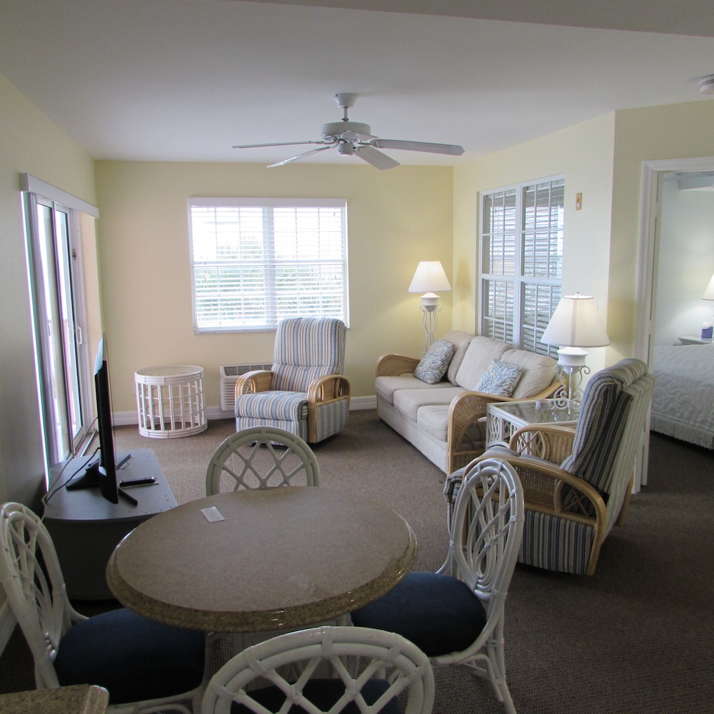 Apartment, 1 King Bed, Partial Ocean View