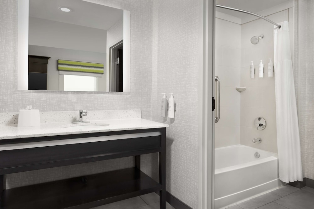 Studio, 1 King Bed, Refrigerator & Microwave (Wet bar)