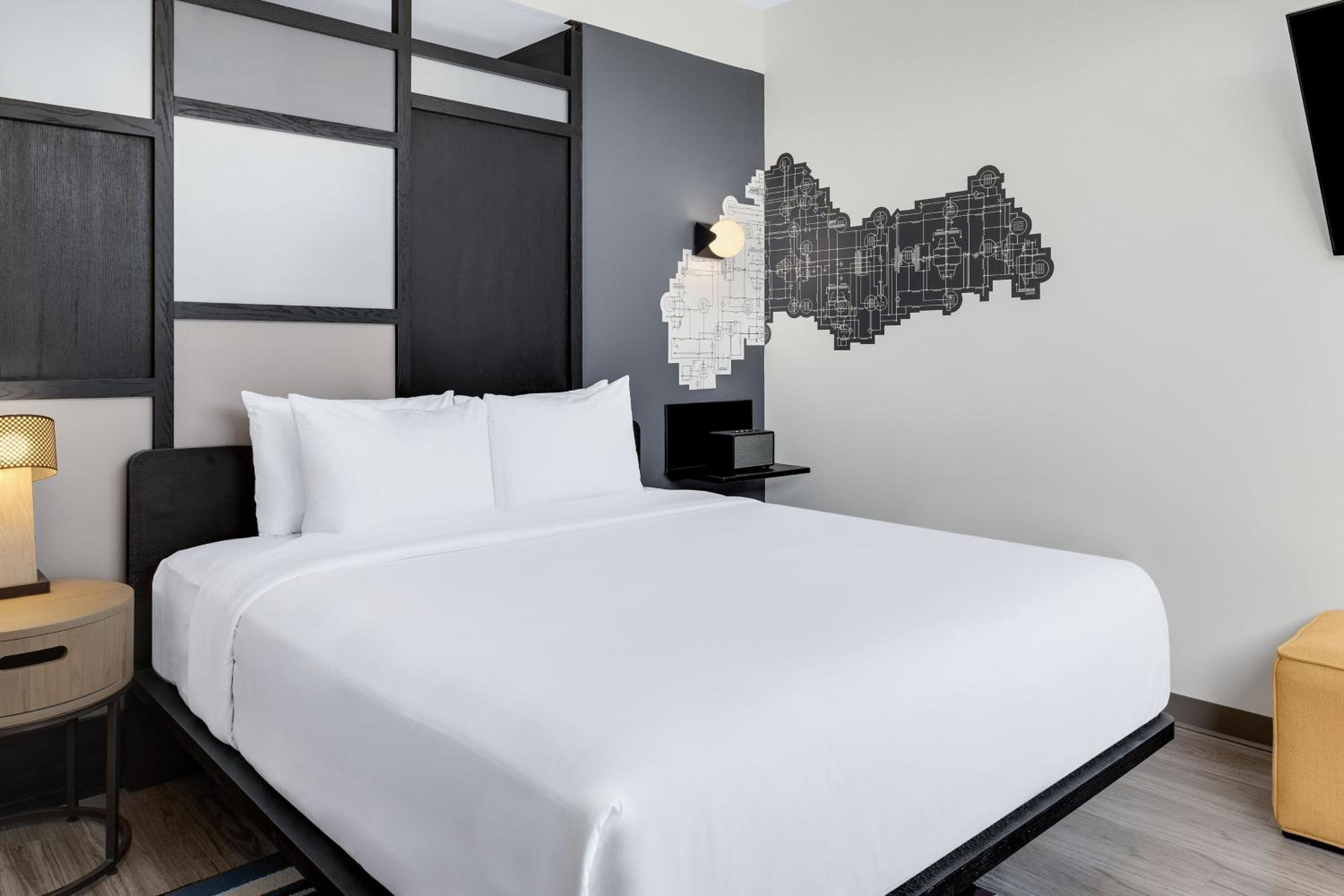 Aloft 1 King Room, Limited View - Photo 2