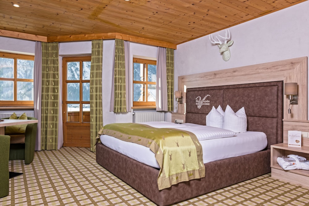 Traditional Room, 1 Queen Bed, Non Smoking, Partial Lake View photo 1