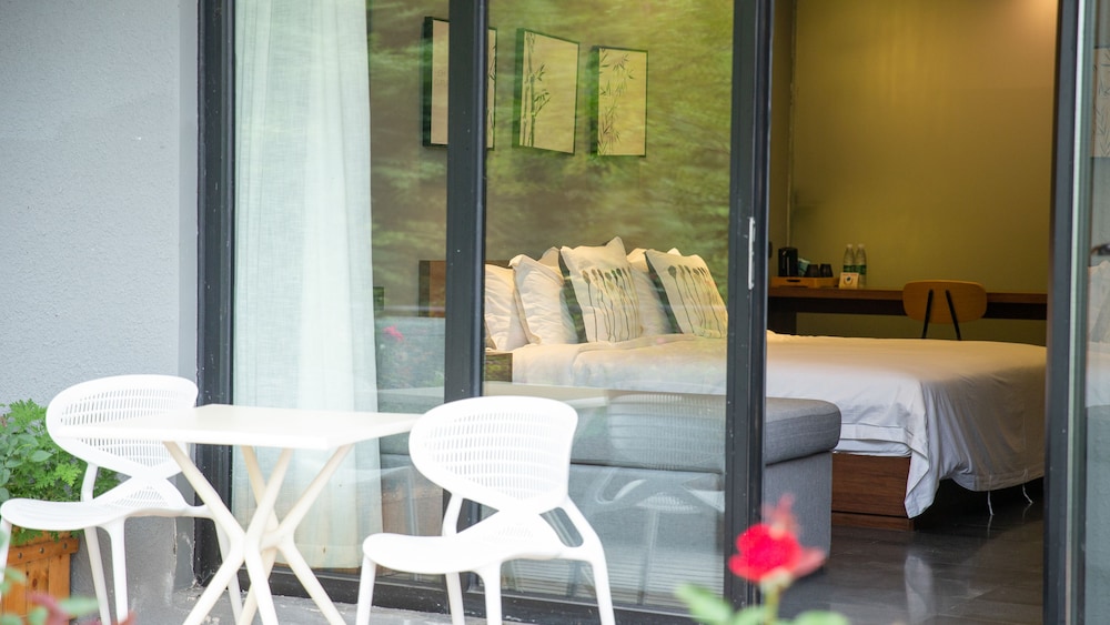 Grand Room, 1 Queen Bed, Garden View photo 1