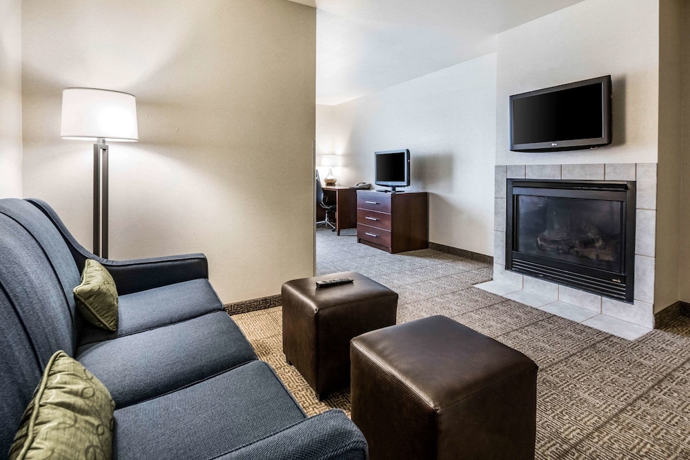 Suite, 1 King Bed with Sofa bed, Non Smoking, Hot Tub - Photo 4
