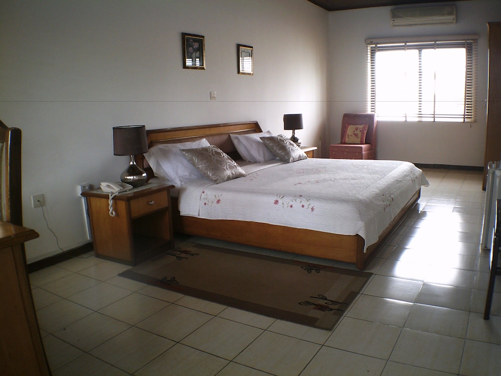 Deluxe Room, 1 King Bed photo 3