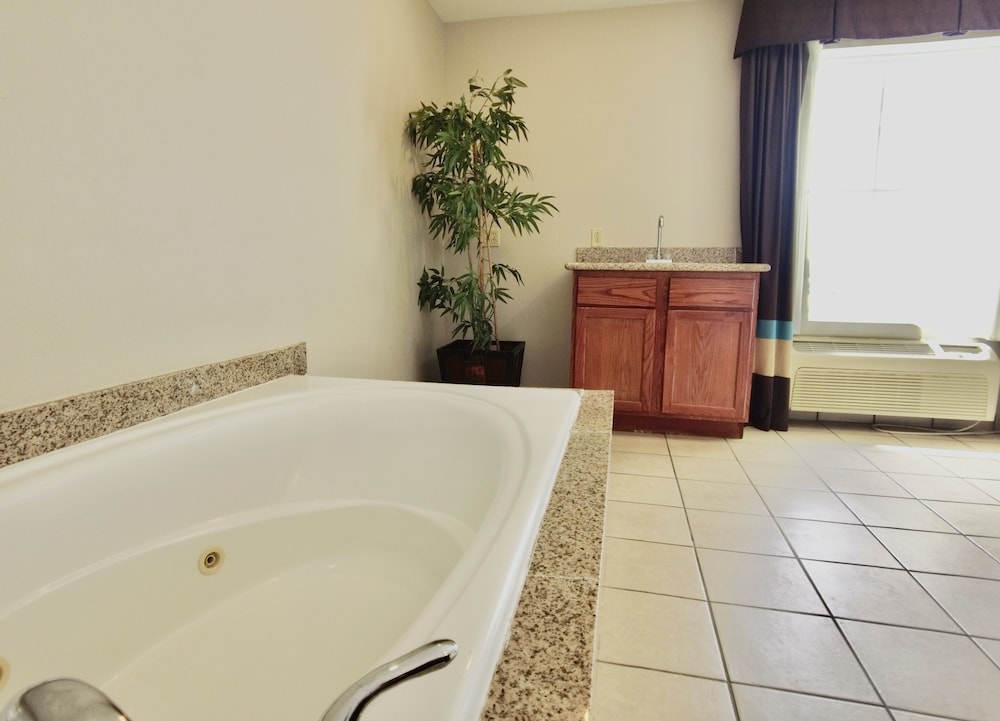 Suite, 1 King Bed, Non Smoking, Jetted Tub - Photo 11
