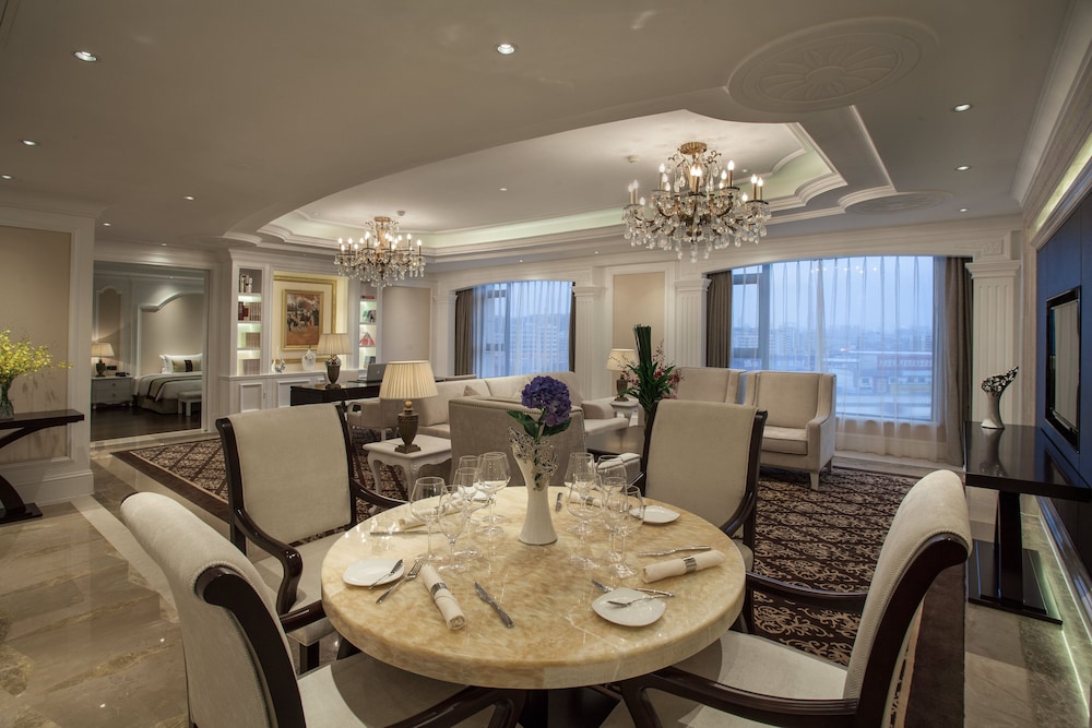 Suite, 1 King Bed (Living, Dining, Meeting) - Photo 2