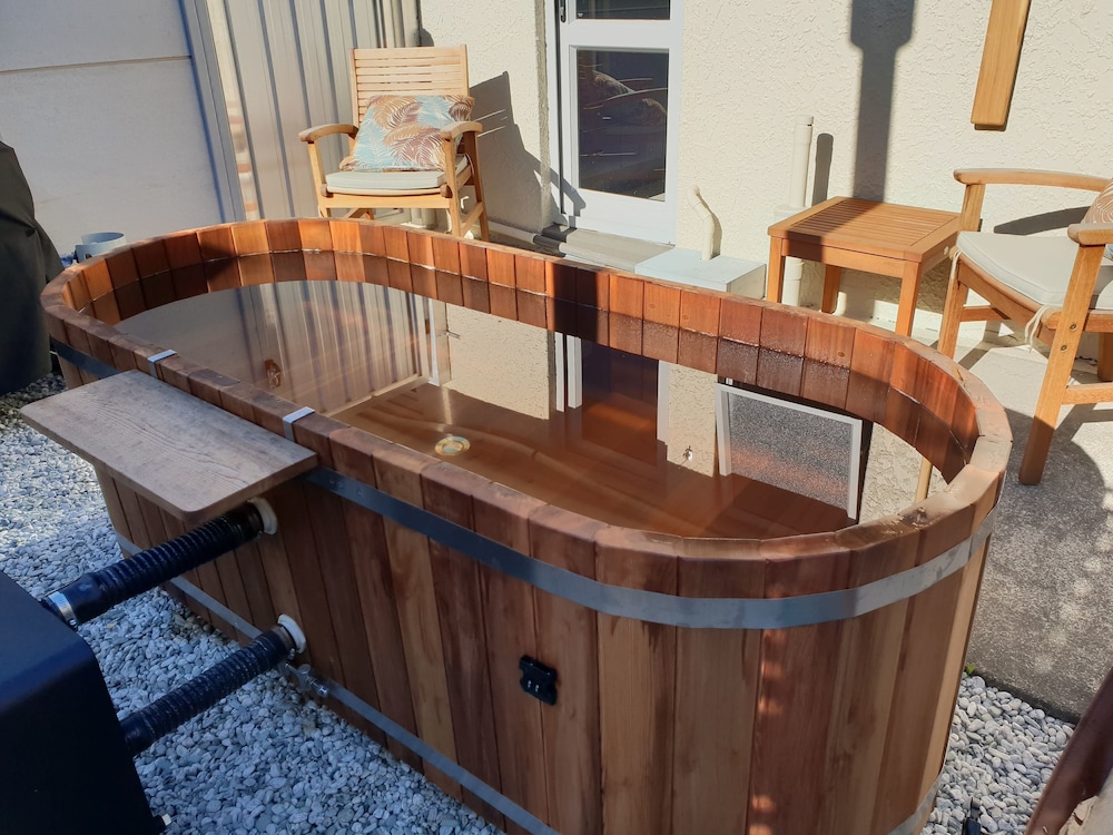 Deluxe Studio, Hot Tub photo 1