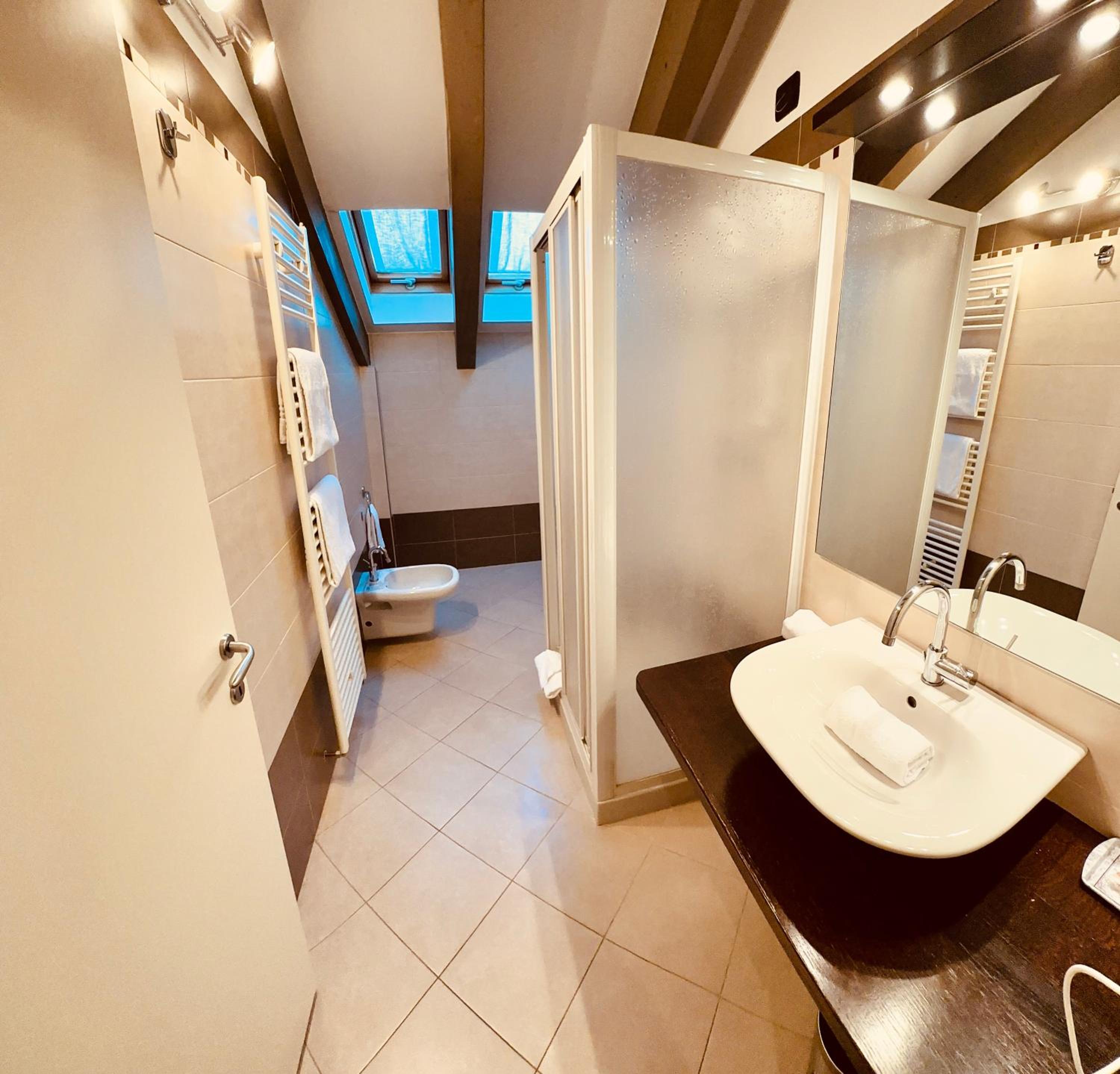 Large Double Room - Photo 3
