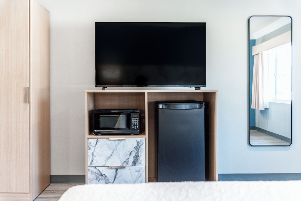 Deluxe Room, Mobility Accessible photo 3