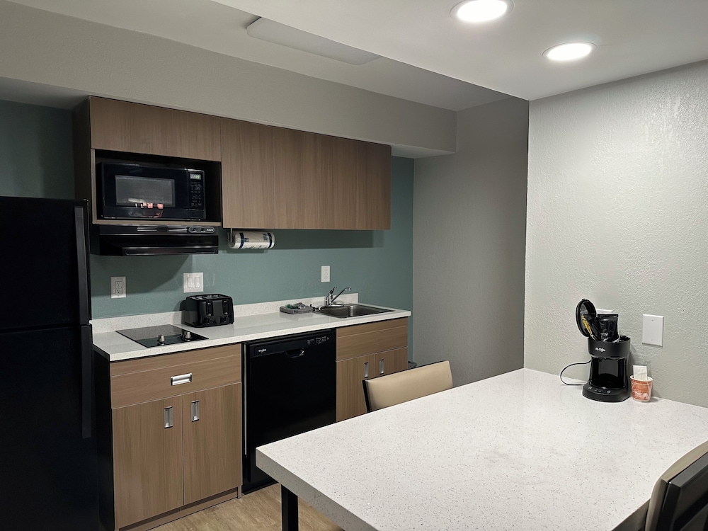 Suite, 1 King Bed, Accessible, Non Smoking (Roll-In Shower) - Photo 3