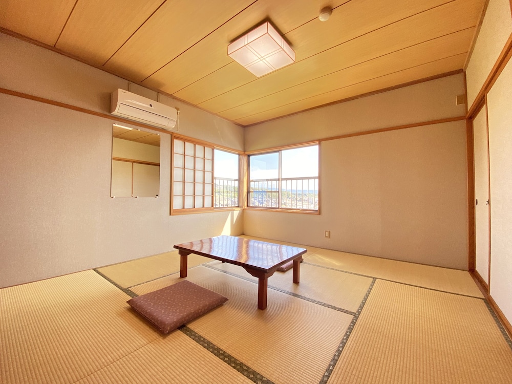 Japanese-Style Quadruple Room (8 Tatami Mats)