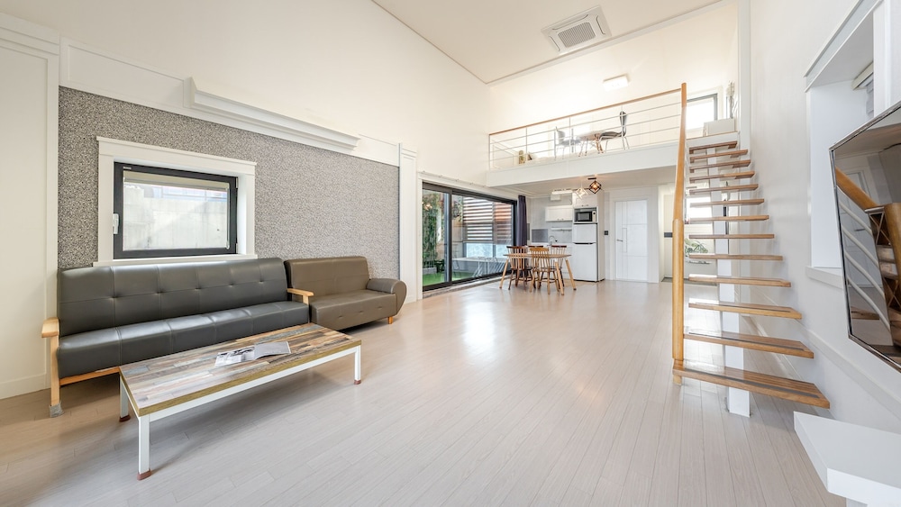 Basic Room, 1 Bedroom (A201 (Loft-style / Spa)) photo 3