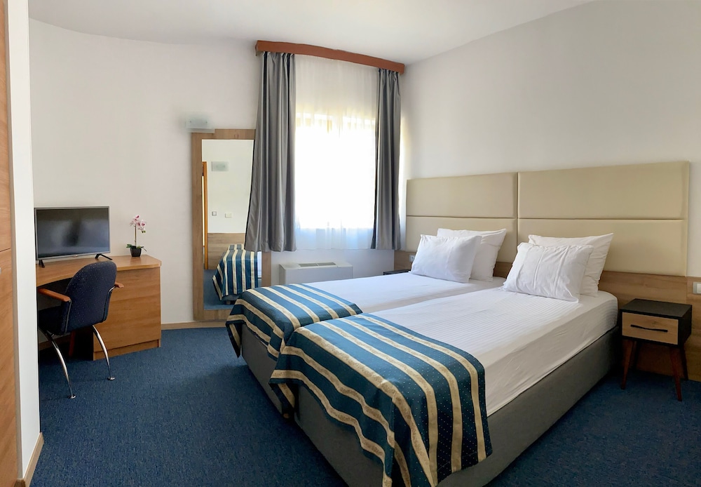 Family Suite, 2 Bedrooms, Balcony, Sea View - Photo 2