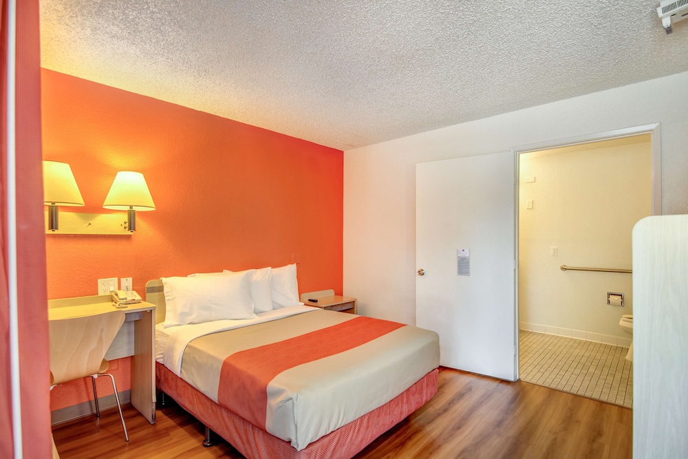 Standard Suite, 1 Queen Bed, Non Smoking photo 2