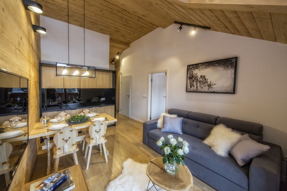 Deluxe Apartment (205 with SPA, Pool access)