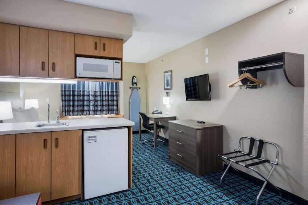 Suite, 1 Queen Bed - Photo 2