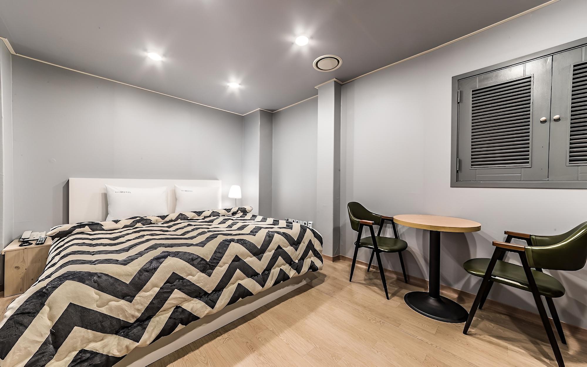 Room (Premium (65-inch TV)) photo 2