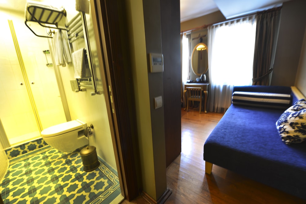 Economy Triple Room photo 1