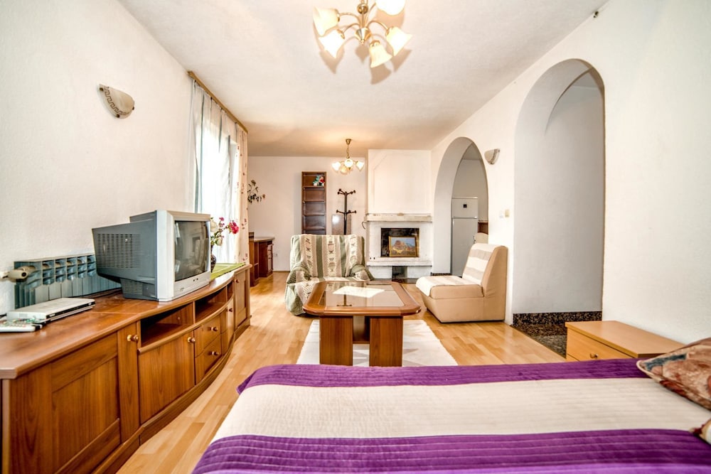 Apartment, 2 Bedrooms (378/858)