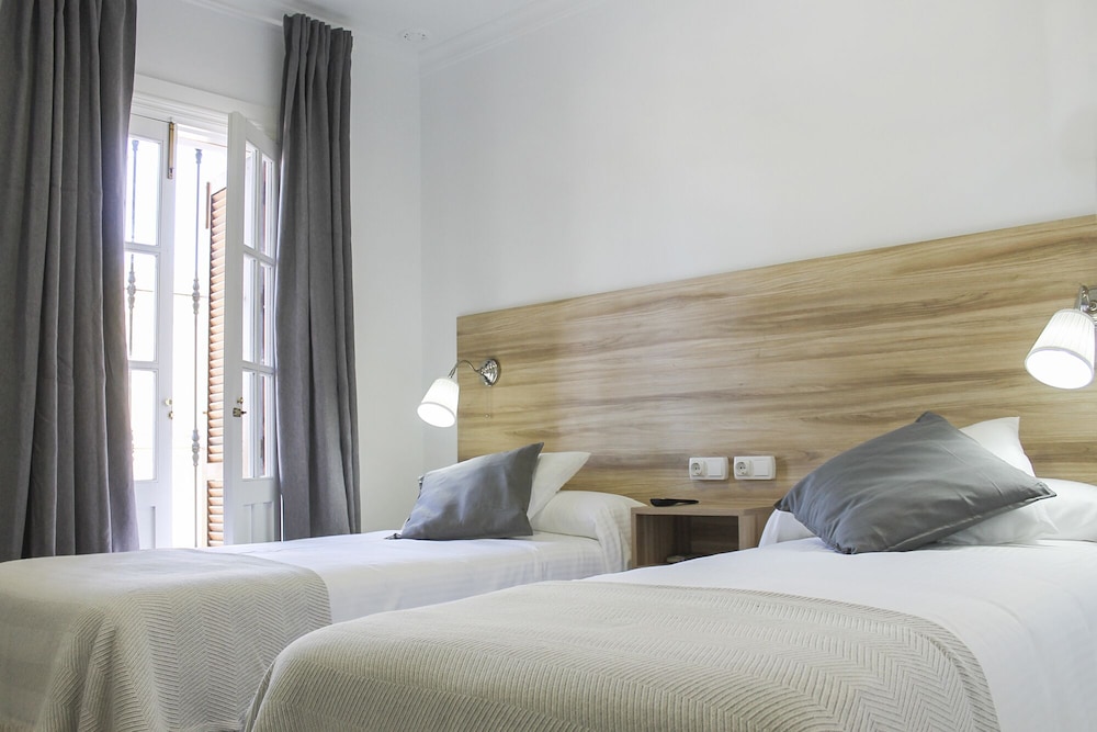 Business Twin Room - Photo 1