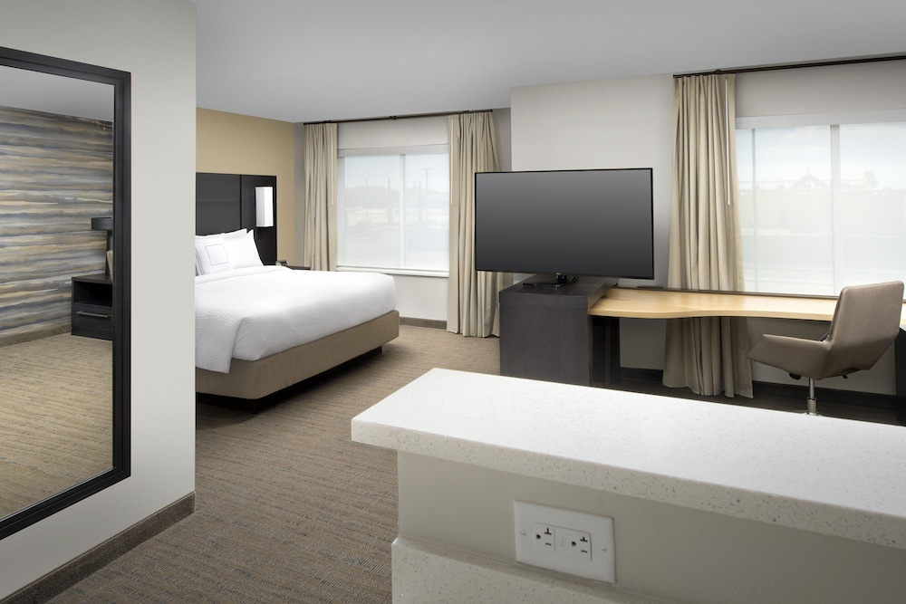 Suite, 1 Bedroom - Photo 2