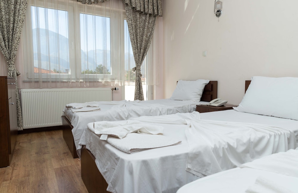 Economy Triple Room photo 3