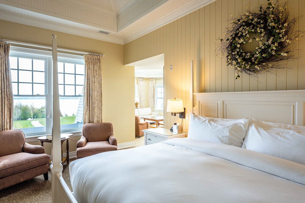 Panoramic Suite, 1 King Bed with Sofa bed, Lake View photo 1