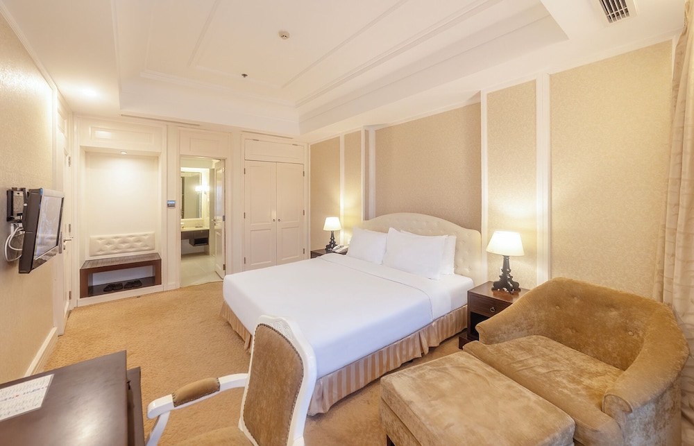 Executive Suite, 1 King Bed - Photo 3