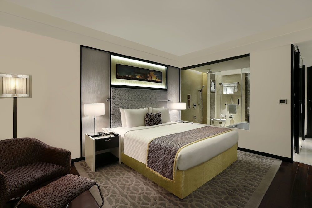 Premium Room, 1 King Bed - Photo 1