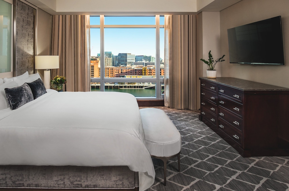 Suite, 1 King Bed (Ambassador) thumbnail 6