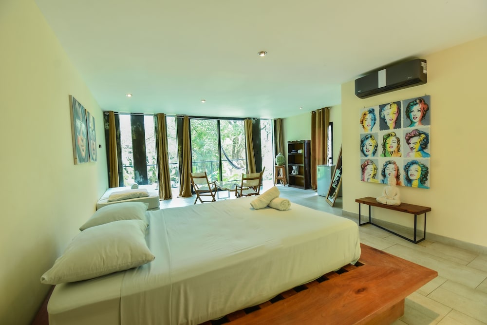 Triple Room overlooking the pool photo 2