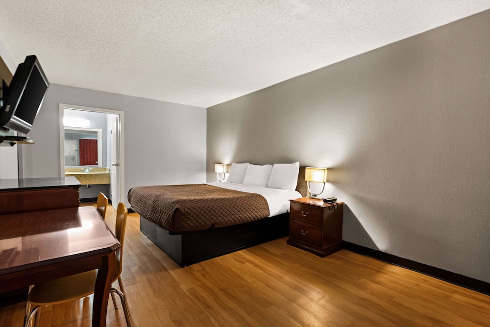 Standard Room, 1 King Bed, Smoking - Photo 1