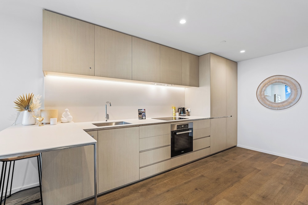 Two Bedroom, Two Bathroom Apartment - Sky High - Photo 9