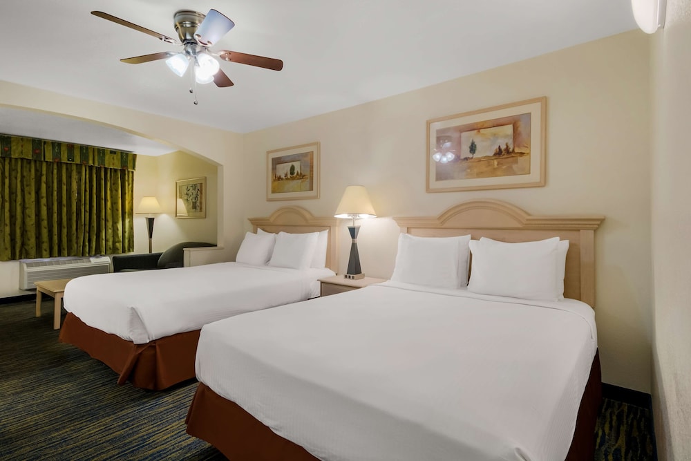 Suite, 2 Queen Beds, Accessible, Bathtub (Larger Room)