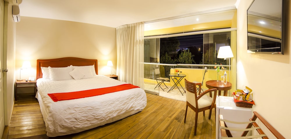 Junior Suite, 1 King Bed, Private Bathroom