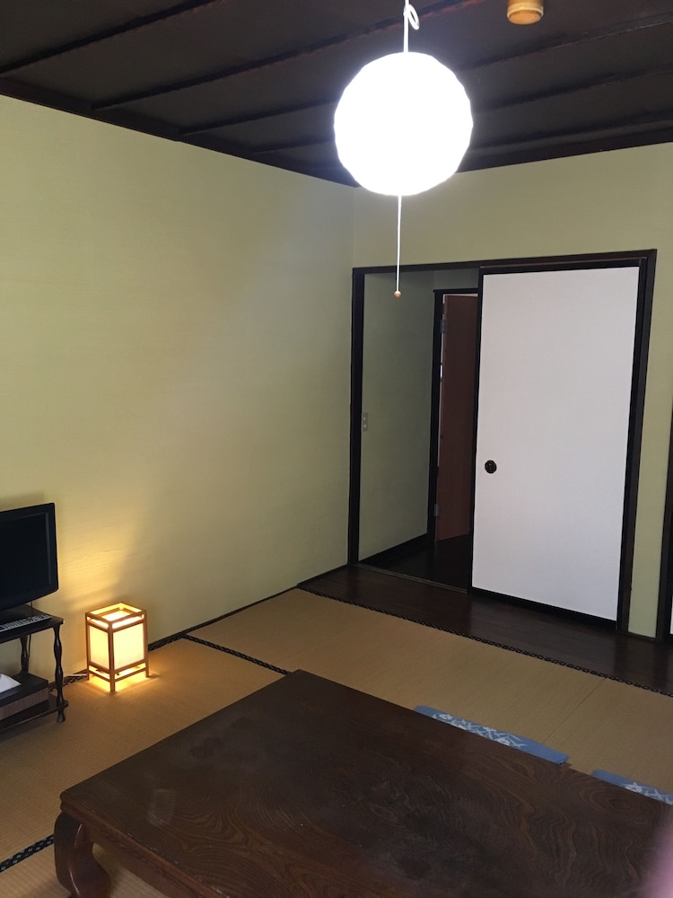 Standard Japanese-Style Room For 4 Guests With Shared Bathroom, Smoking photo 1