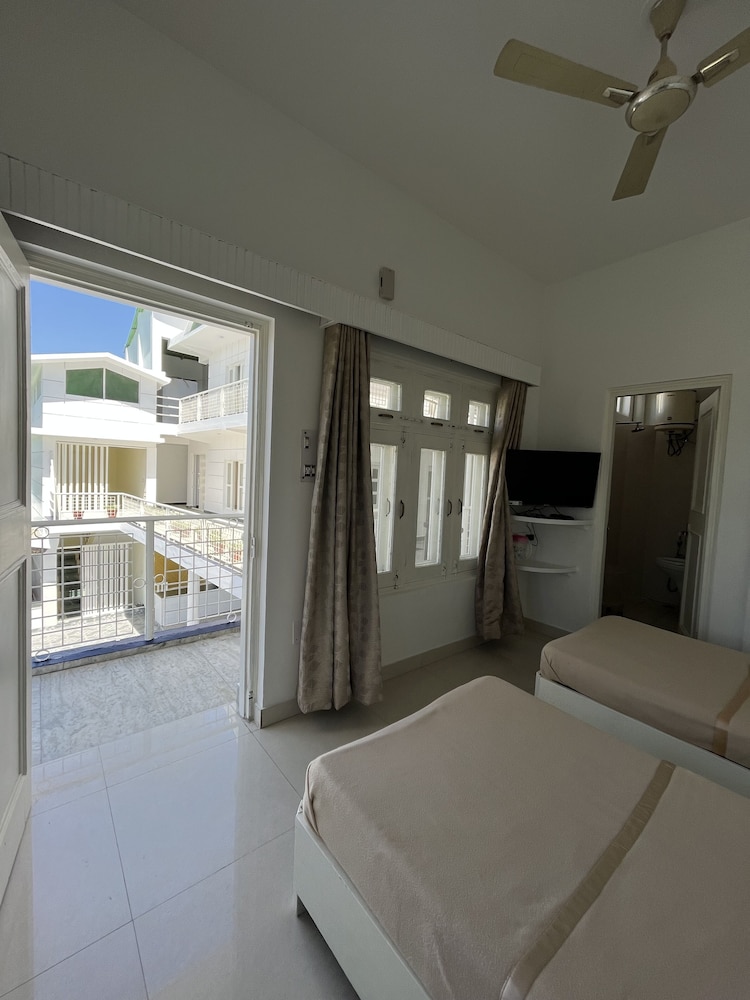 Economy Twin Room - Photo 12